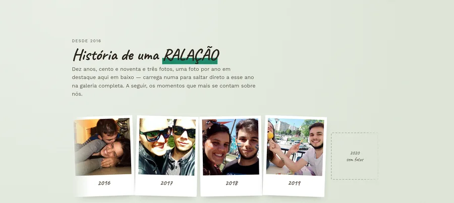 Secção História de uma RALAÇÃO: texto a apresentar as 193 fotografias e um mural de polaroids do casal com os anos 2016 a 2019 e um espaço tracejado para 2020, sem fotos.