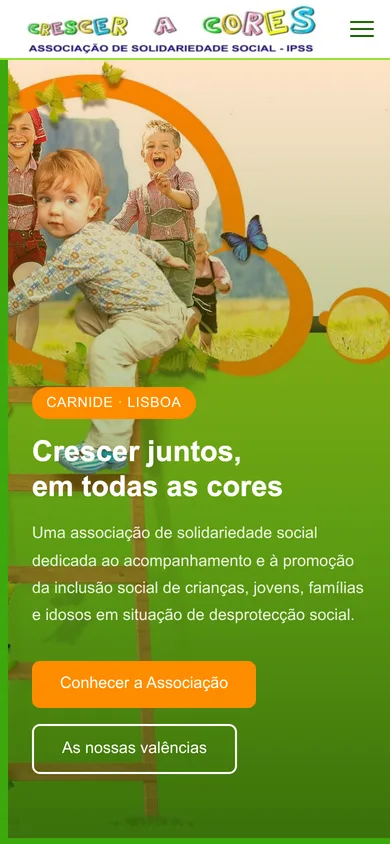 O site novo no mesmo telemóvel: logótipo inteiro com botão de menu, a ilustração por cima, o título Crescer juntos, em todas as cores, a descrição e os botões Conhecer a Associação e As nossas valências.