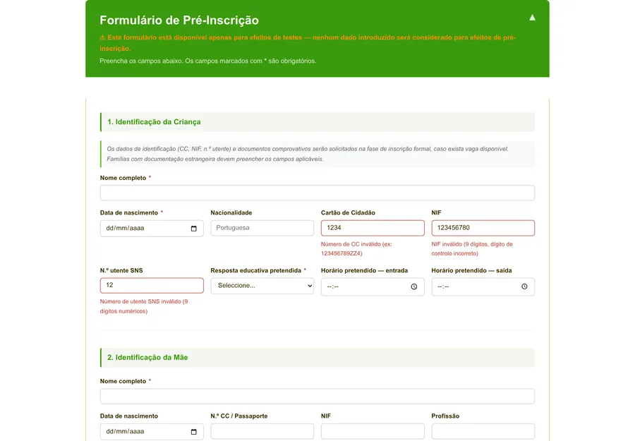 Formulário de pré-inscrição aberto em computador: cabeçalho verde com o aviso de testes e a secção Identificação da Criança em quatro colunas, com nome, data de nascimento, nacionalidade, cartão de cidadão, NIF, número de utente, resposta pretendida e horários.