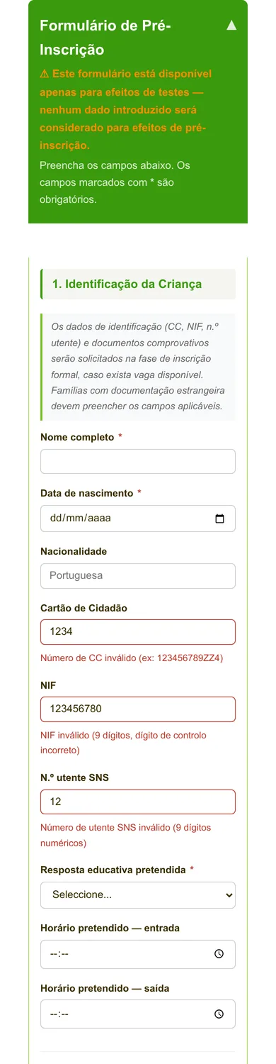 A mesma secção num telemóvel, numa só coluna, com três campos a vermelho e as mensagens Número de CC inválido, NIF inválido e Número de utente SNS inválido.