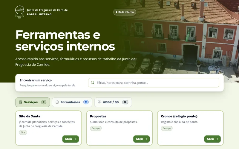Portal interno da Junta de Freguesia de Carnide: hero verde com o título Ferramentas e serviços internos, o selo Rede interna, uma fotografia aérea do edifício e a caixa de pesquisa.