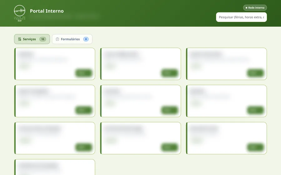 Portal Interno em computador: cabeçalho verde com o logótipo da Junta, selo Rede interna e campo de pesquisa; separadores Serviços com 10 e Formulários com 8; grelha de cartões brancos com o texto esbatido.