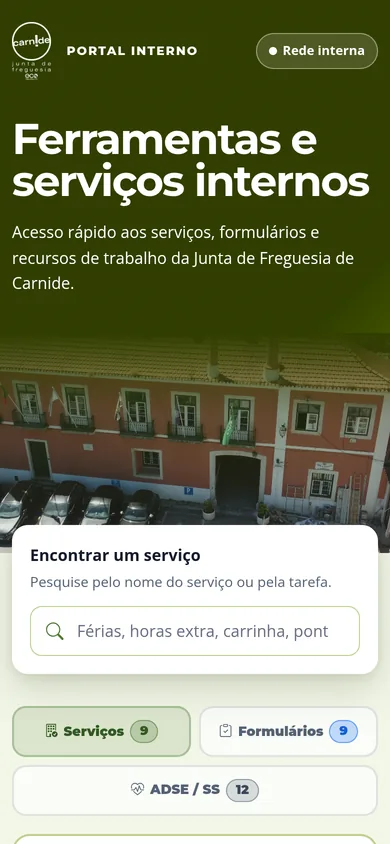 O portal num telemóvel: hero verde, selo Rede interna e a pesquisa por baixo.