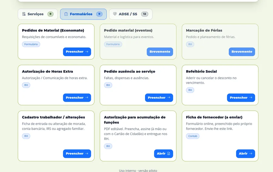 Separador Formulários: nove cartões com barra azul, entre eles Pedidos de Material, Autorização de Horas Extra, Pedido ausência ao serviço, Refeitório Social, Cadastro e Ficha de fornecedor.