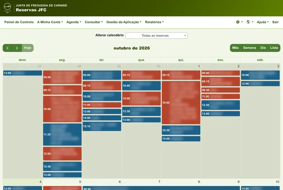 Calendário de reservas de um mês, com marcações a azul e a vermelho, uma cor por viatura, com a hora visível e a descrição esbatida.