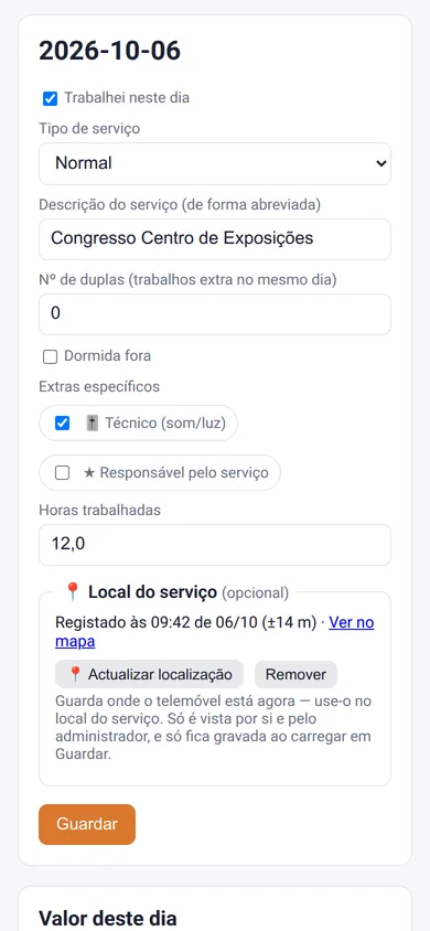 Ficha de um dia no telemóvel: Trabalhei neste dia, tipo de serviço, descrição, número de duplas, dormida fora, os extras Técnico e Responsável, as horas trabalhadas e o Local do serviço, registado às 09:42 com precisão de 14 metros e ligação Ver no mapa, com o botão Guardar.