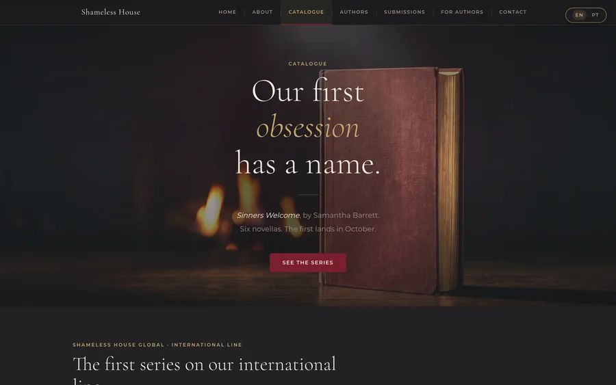 O catálogo em inglês: menu Home, About, Catalogue, Authors, Submissions, For Authors e Contact, selector EN activo e o título Our first obsession has a name.