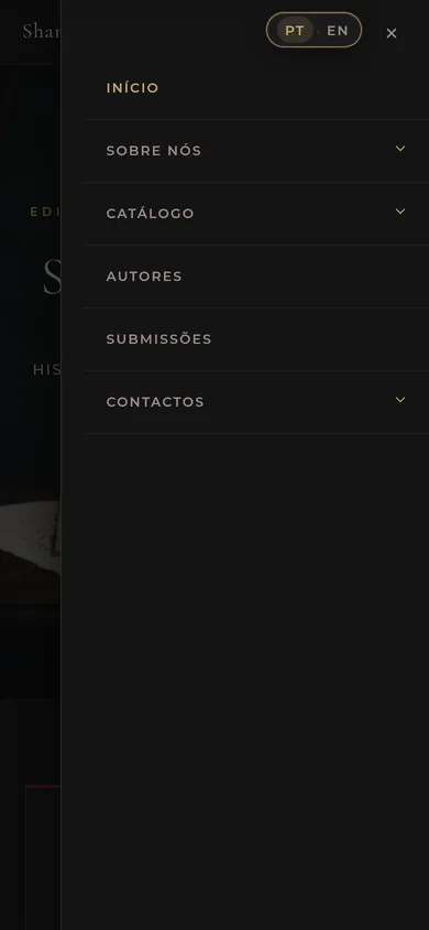 Menu num telemóvel: painel escuro com o selector PT/EN no topo e as secções Início, Sobre Nós, Catálogo, Autores, Submissões e Contactos, três delas com submenu.